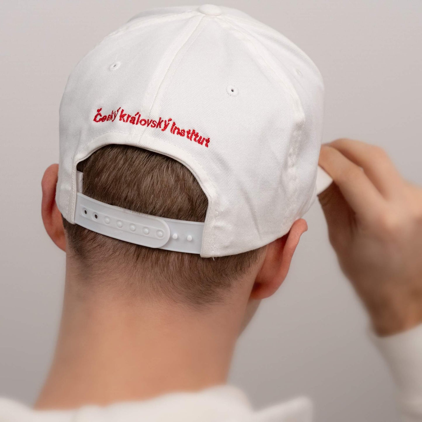 Bílá kšiltovka „Český královský institut“