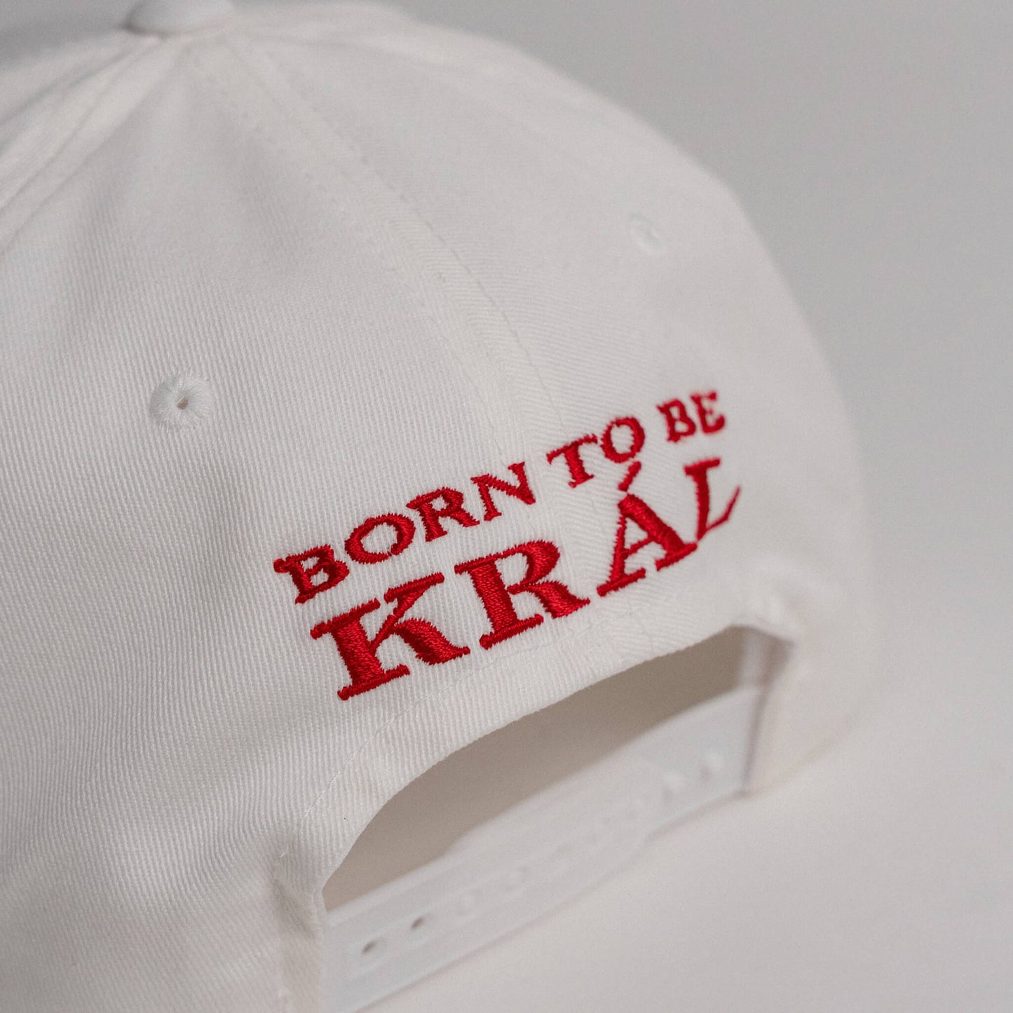 Bílá kšiltovka „BORN TO BE KRÁL“