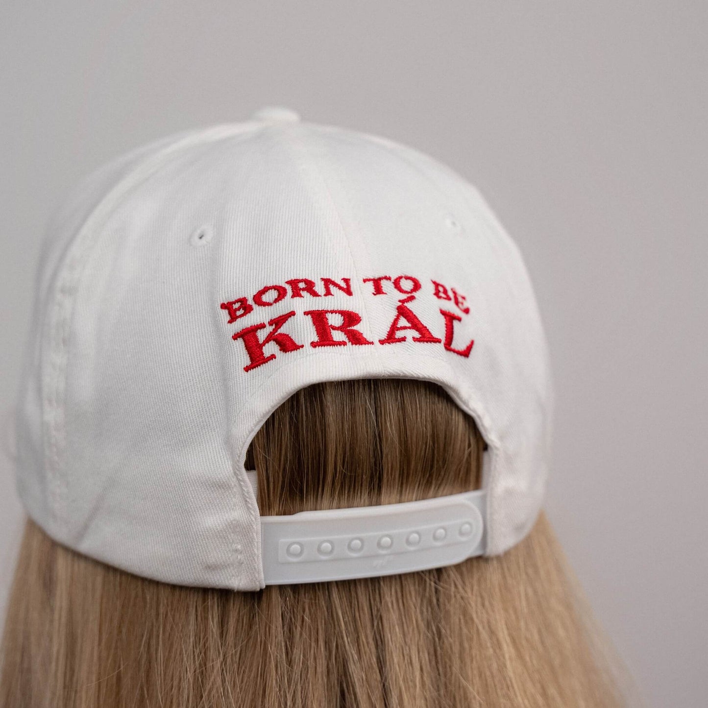 Bílá kšiltovka „BORN TO BE KRÁL“
